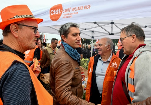 Le député Nouveau Front populaire François Ruffin à la rencontre de salariés d'Opella en grève à Compiègne, dans l'Oise, le 17 octobre 2024
