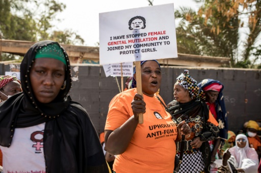 Manifestation contre les mutilations génitales féminines devant l'Assemblée nationale à Banjul, le 18 mars 2024 en Gambie
