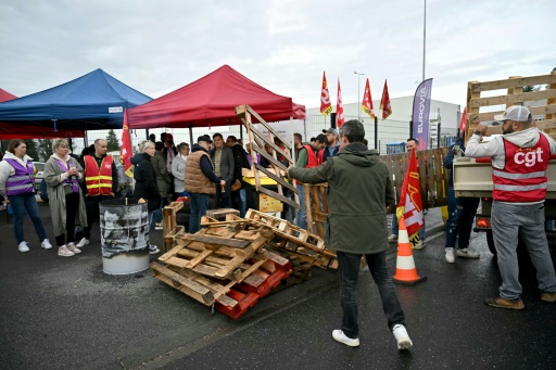 Des employés et des syndicalistes en grève devant leur usine qui fabrique le Doliprane à Lisieux (nord-ouest de la France), après l'annonce par Sanofi de négociation en cours avec le fonds d'investissement américain CD&R afin de lui céder potentiellement 50% de la d'Opella, sa filiale qui commercialise notamment ce paracétamol en France. Photo prise le 17 octobre
