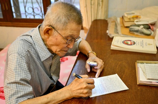 Dans cette photo du 11 novembre 2024, on voit le scientifique cambodgien Yeang Chheang, 87 ans, qui a consacré sa vie au combat contre le paludisme. Le Cambodge a réalisé d'immenses progrès qui laissent entrevoir dès 2025 l'éradication sur son territoire de cette maladie
