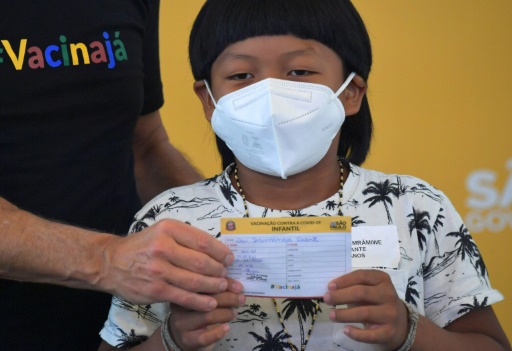 Davi Seremramiwe Xavante, petit garçon indigène de 8 ans, premier enfant vacciné contre le Covid-19 au Brésil, le 14 janvier 2022 à Sao Paulo
