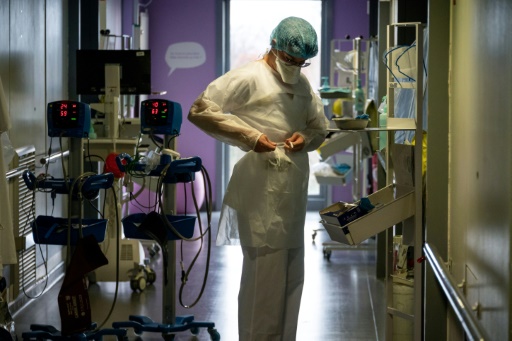 Un soignant du service de pneumologie du Nouvel Hôpital Civil de Strasbourg, qui a activé son plan blanc pour pouvoir accueillir les malades du Covid, le 2 décembre 2021
