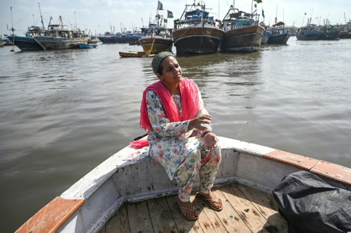 La sage-femme Neha Mankani, à bord d'un bateau ambulance à destination de l'île de Baba, lors d'une interview avec l'AFP, le 11 juin 2024 au Pakistan
