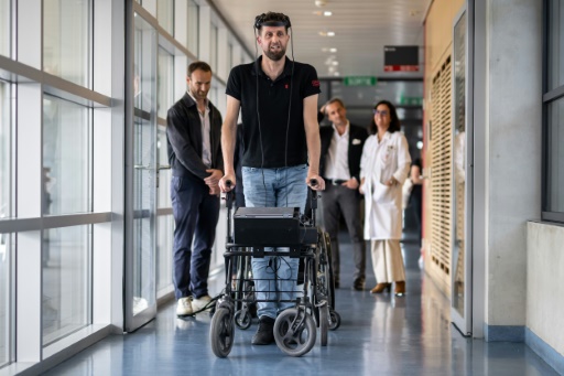 GrÃ¢ce au couplage de deux technologies, un paraplÃ©gique retrouve le contrÃ´le de la marche