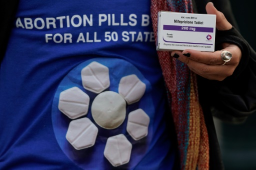 Une boîte de mifépristone (RU 486), utilisée dans près de deux tiers des avortements aux Etats-Unis, lors d'une manifestation devant la Cour suprême, le 26 mars 2024 à Washington
