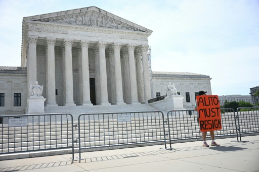 Un manifestant solitaire brandit une pancarte devant la Cour suprême des Etats-Unis appelant à la démission du juge conservateur Samuel Alito, à Washington le 26 juin 2024
