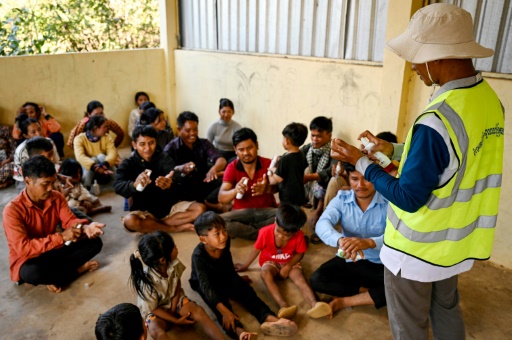 Dans cette photo du 16 janvier 2025, on voit un volontaire enseignant à des villageois, dans la province de Mondulkiri, comment se protéger du paludisme. Le Cambodge a réalisé d'immenses progrès qui laissent entrevoir dès 2025 l'éradication sur son territoire de cette maladie
