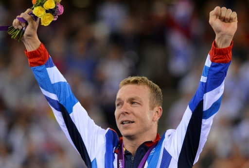 Le Britannique Chris Hoy sur le podium après avoir remporté la médaille d'or lors de l'épreuve cycliste sur piste aux Jeux olympiques de Londres, le 7 août 2012
