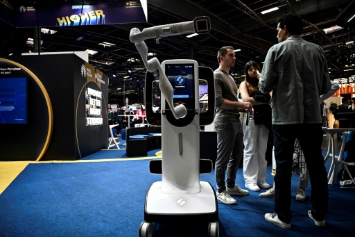 Un robot de la société française SquareMind utilisé pour améliorer le dépistage du cancer de la peau, visible lors du récent salon Vivatech à Paris, le 22 mai 2024

