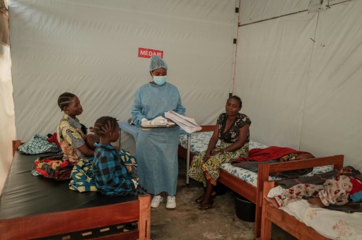 Une soignante et des patientes atteintes du mpox au centre de traitement dédié de l'hôpital de Nyiragongo, en RDC, le 17 août 2024
