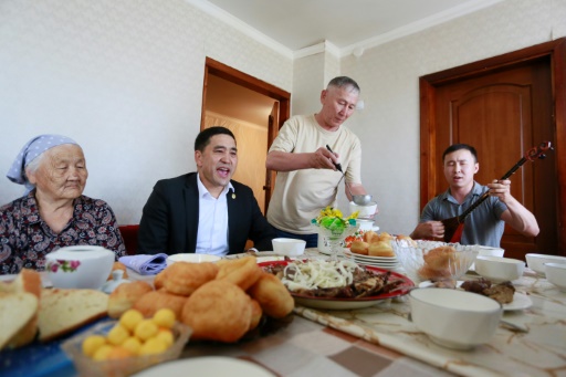 Le maire Baouyrjan Joumagoulov lors d'un repas avec une famille à Karakoudouk, village du centre du Kazakhstan, le 22 juin 2024
