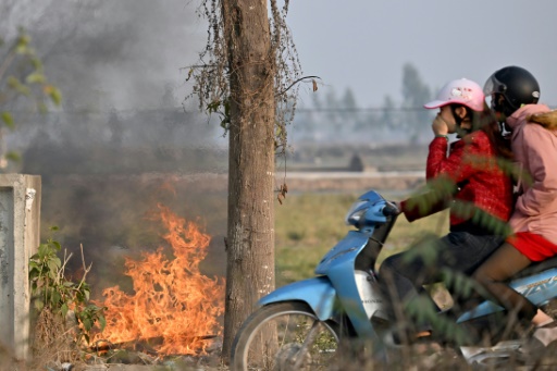 Des déchets brûlent dans une décharge sauvage à Hanoï, le 20 janvier 2025
