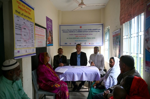 Le docteur Abdullahel Maruf, au centre, participe à une réunion de sensibilisation à la maternité dans le complexe médical de Upazila, à Sunamganj, au Bangladesh, le 12 février 2025
