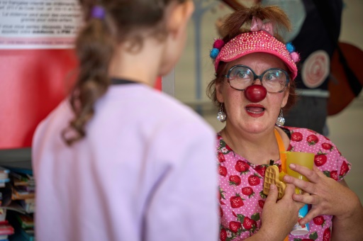 La clown Zaza (Sophie Jude) de l'association 'Le Rire Médecin' se produit devant une enfant dans l'unité des UAPED (Unités d'accueil pédiatrique pour l'enfance en danger) du CHU d'Orléans, le 16 octobre 2024
