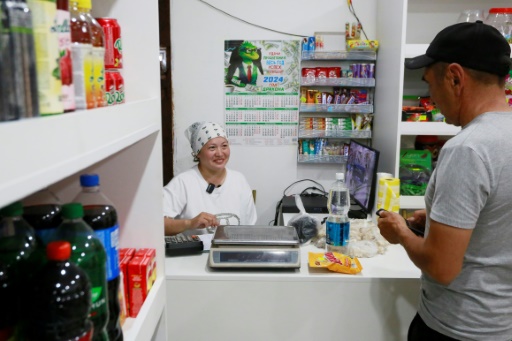 Aïguerim Moukeeva dans son magasin al-Nazar à Karakoudouk au Kazakhstan, le 22 juin 2024

