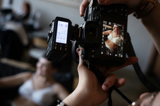 Lors d'une séance photo pour la marque de lingerie 'Come prima', créée par Fanny Barro et dédiée aux femmes ayant eu un cancer du sein, à Colmar le 16 janvier 2025
