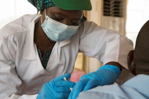 Une soignante administre un vaccin Oxford/AstraZeneca à un patient, le 31 mars 2021 à Bamako
