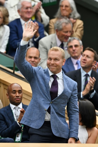 Le cycliste britannique Chris Hoy salue la foule à Wimbledon, le 6 juillet 2024
