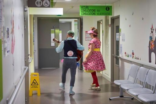 Les clowns Tappo (Mattia Furlan) et Zaza (Sophie Jude) de l'association 'Le Rire Médecin' se produisent dans l'unité des UAPED (Unités d'accueil pédiatrique pour l'enfance en danger) du CHU d'Orléans, le 16 octobre 2024
