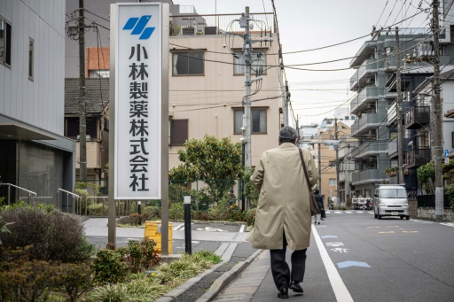 Un homme passe devant un panneau de Kobayashi Pharmaceutical face au bureau de la compagnie à Tokyo, au Japon le 28 mars 2024
