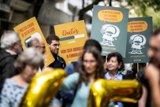 Des médecins et des employés de la santé publique manifestent devant le ministère de la Santé à Lisbonne, le 24 septembre 2024 au Portugal
