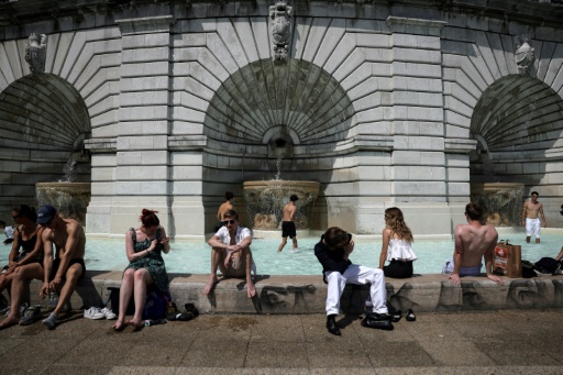 Le numéro vert 'canicule', qui permet d'obtenir des conseils 'pour se protéger et protéger son entourage' des fortes chaleurs, est activé samedi à partir de 14H00
