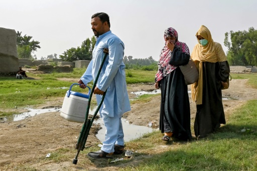 Des agents de santé participent à une campagne de vaccination des enfants contre la polio à la périphérie de Peshawar, le 5 octobre 2024 au Pakistan
