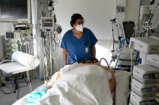 Un patient atteint du Covid-19 soigné à l'unité de soins intensifs de l'hôpital de la Timone, à Marseille, le 5 janvier 2022
