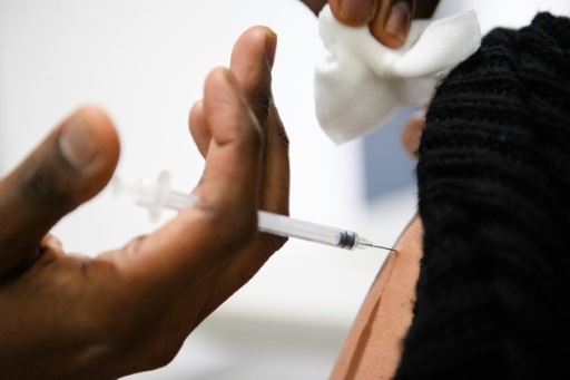 Un homme reçoit une dose de vaccin contre le Covid-19 dans un centre social à Septeme-Les-Vallons, près de Marseille, le 12 janvier 2022
