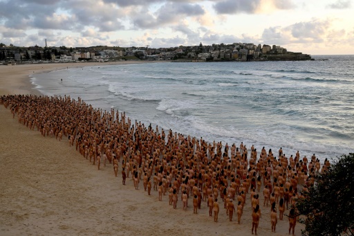 Australie: 2.500 personnes posent nues sur la plage contre le cancer de la peau