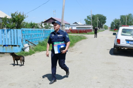 Le policier Kouanych Kalelov à Karakoudouk, village du centre du Kazakhstan, le 22 juin 2024
