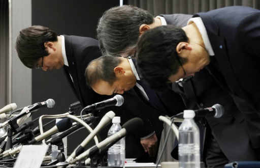 Les dirigeants de Kobayashi Pharmaceutical lors d'une conférence de presse à Osaka, au Japon, le 29 mars 2024
