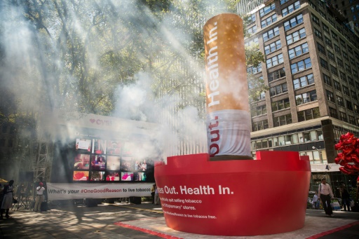Une sculpture géante représentant une cigarette dans un cendrier est exposée à New York le 3 septembre 2014
