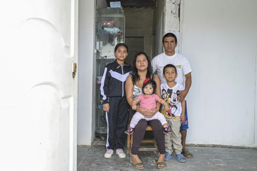Sayuri Moreno et sa famille dans leur maison à Huarmey, le 25 mai 2024 dans le nord du Pérou
