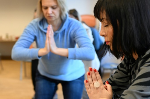 Des réfugiées ukrainiennes participent à un atelier de soutien psychologique à Varsovie, le 30 janvier 2025 en Pologne
