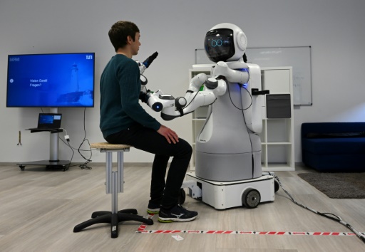 Le robot médical 'Garmi' réalise un diagnostic, dans un laboratoire de l'université de Munich, le 6 mars 2023

