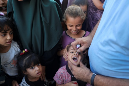 Des enfants palestiniens sont vaccinés contre la polio à Zawayda, dans le centre de la bande de Gaza, le 1er septembre 2024
