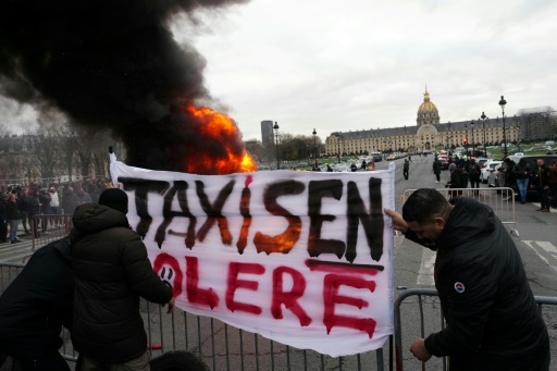 Des chauffeurs de taxi manifestent à Paris pour protester contre une tarification à la baisse du transport des malades, le 3 décembre 2024
