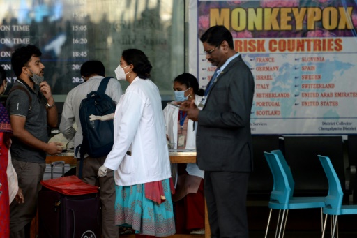 Du personnel médical examine les passagers à la recherche de symptômes de la variole du singe, à l'aéroport international de Chennai, en Inde, le 3 juin 2022
