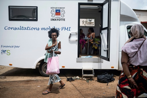 Une femme sort de sa consultation médicale dans le camion mobile de la PMI (Protection maternelle et infantile) dans le quartier de Cavani Sud, à l'est de Mayotte, le 2 janvier 2025
