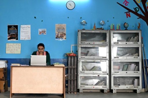 Une professeure donne un cours en ligne au Swami Sivananda Memorial Institute à New Delhi, en Inde, le 22 novembre 2024
