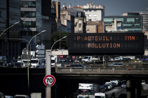 Un panneau surplombant le périphérique parisien avertit d'un épisode de pollution le 31 juillet 2020
