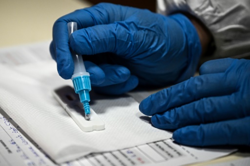 Un personnel de santé réalise un test antigénique de dépistage du Covid-19 au groupe scolaire Fénelon Notre-Dame, le 13 janvier 2022 à La Rochelle, en Charente-Maritime
