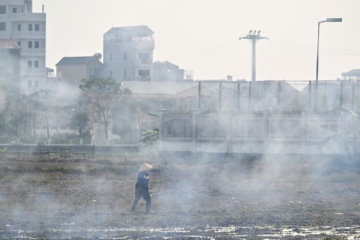 Fumées provenant d'un brûlis dans la banlieue de Hanoï, le 11 février 2025
