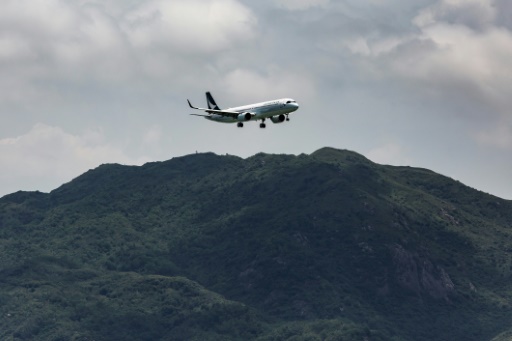 Un avion de la compagnie Cathay Pacific atterrit à l'aéroport international de Hong Kong le 11 août 2021
