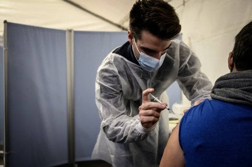 Un homme reçoit une dose de vaccin anti-Covid Pfizer-BioNTech au centre de vaccination Gerland à Lyon, le 27 novembre 2021
