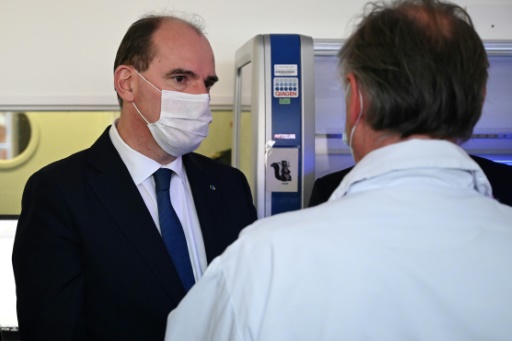 Le Premier ministre Jean Castex visite le laboratoire des Hospices Civils de Lyon, à l'hôpital de la Croix-Rousse, le 3 décembre 2021 à Lyon

