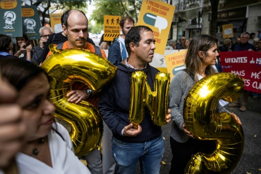 Des médecins et des employés de la santé publique manifestent devant le ministère de la Santé à Lisbonne, le 24 septembre 2024 au Portugal
