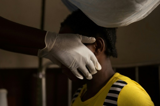 Un médecin examine une femme infectée par la variole du singe dans une zone de quarantaine du centre de Médecins sans Frontières, en octobre 2018 à Zomea Kala, en Centrafrique
