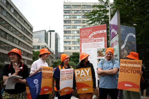 Des pancartes de la British Medical Association (BMA) réclamant de meilleurs salaires sur un piquet de grève devant l'hôpital St Thomas, pendant une grève des jeunes médecins, le 27 juin 2024 à Londres
